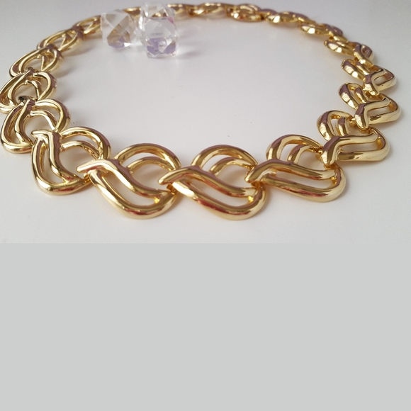 Gold Tone Inter-Linked Chain Short Necklace - Picture 3 of 8